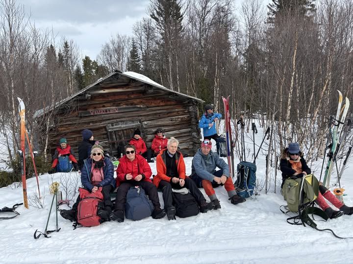 fikapaus utanför Vivallens raststuga